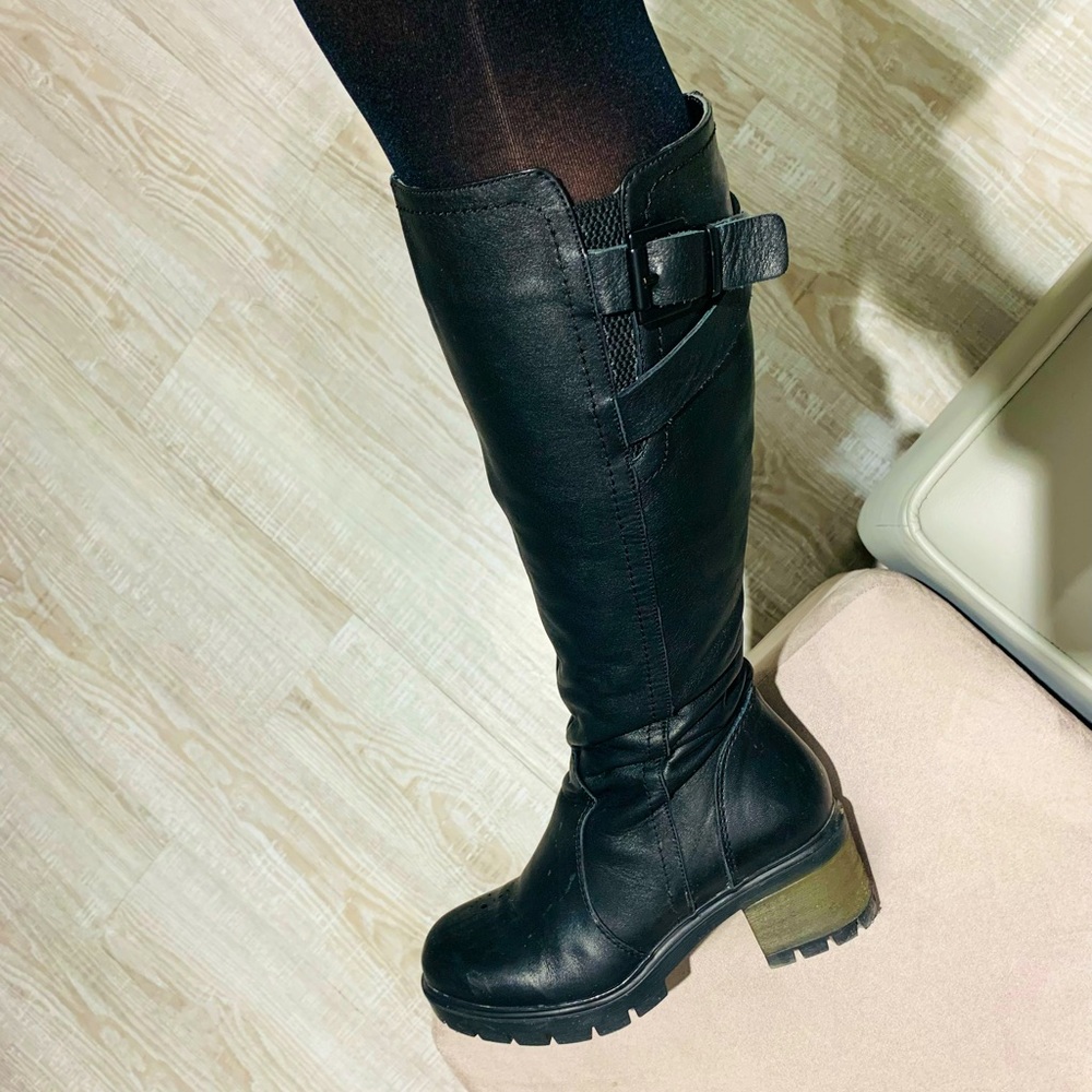 Black boots genuine leather furry from inside warm perfect for cold weather 36